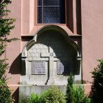 Das Grab von Marie und Gustav zu Erbach-Schönberg vor der evangelischen Marienkirche auf einem Berg gegenüber vom Schloss Schönberg.